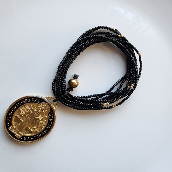 Elegant Black and Gold Pendant Necklace - Picture 2 of 5